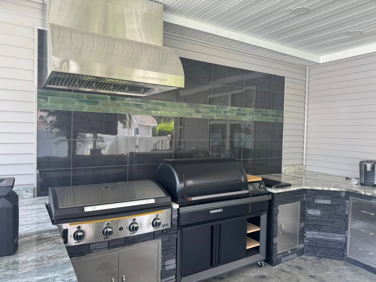 Outdoor Kitchen - Tile Backsplash